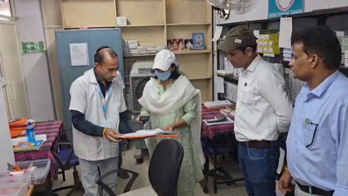 जिला अस्पताल के निरीक्षण के दौरान कलेक्टर को नजर आई कमियां, एनएचएम इंजीनियर को नोटिस किया जारी