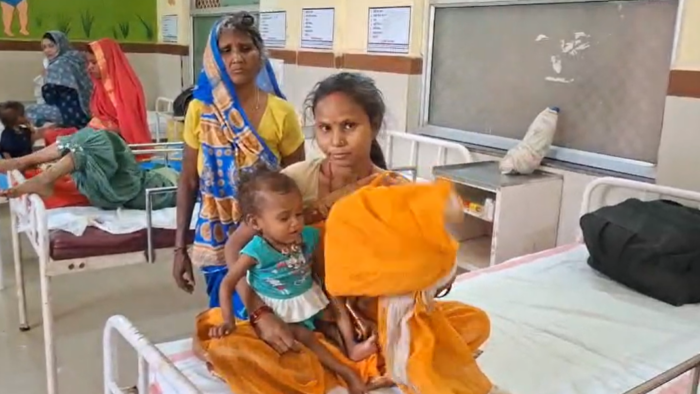 जिला अस्पताल का बुरा हाल, गर्मी की तपिश से जूझ रहे मरीज व परिजन