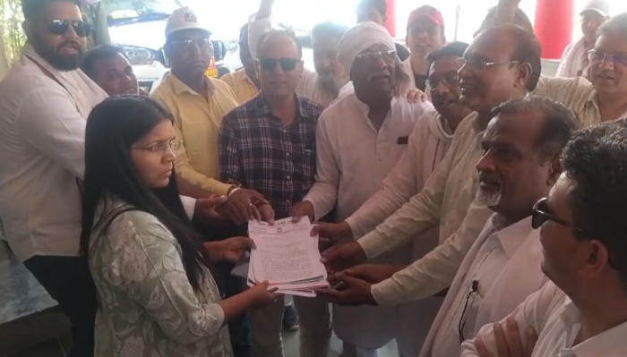 घटिया सीवरेज कार्य को लेकर कांग्रेस कार्यकर्ताओं ने सौंपा ज्ञापन, निर्माण कंपनी पर कार्रवाई की मांग