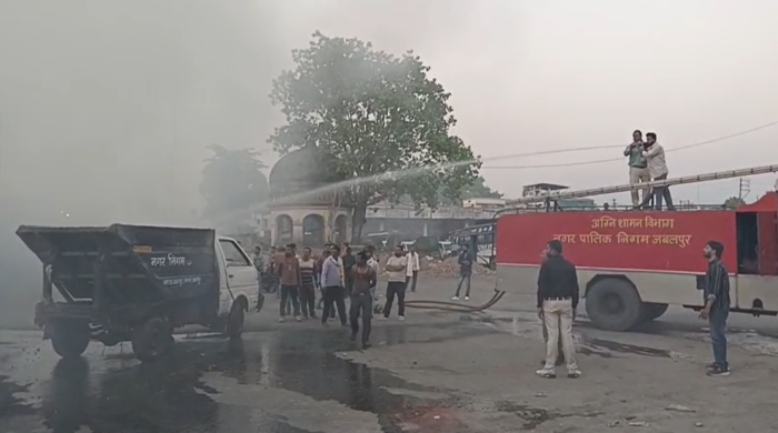 बस स्टेंड के पास बने डंपिंग यार्ड में लगी भीषण आग, मौके पर पहुंचे फायर ब्रिगेड के कर्मचारियों ने पाया काबू