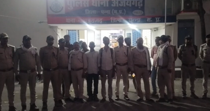 पन्ना में 'पत्थर माफिया' का तांडव, वनकर्मियों से लूट, विभागीय अधिकारियों ने अजयगढ थाने में दी लिखित शिकायत