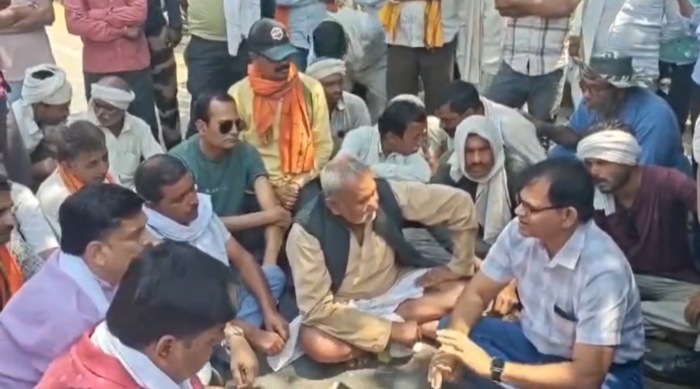 गेहूं खरीदी में देरी पर किसानों का फूटा गुस्सा, पन्ना-पहाड़ीखेड़ा मार्ग पर ट्रैक्टर रखकर चक्काजाम