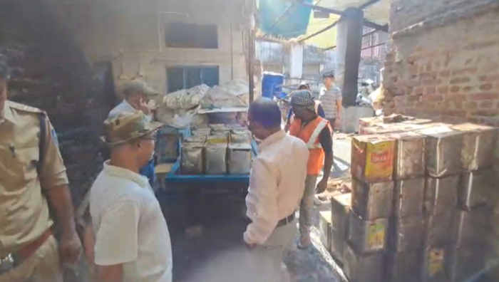 अवैध स्लॉटर हॉउस पर प्रशासन का छापा, बड़ी मात्रा में चर्बी, खाल, हड्डियां सहित अन्य साम्रगी जब्त