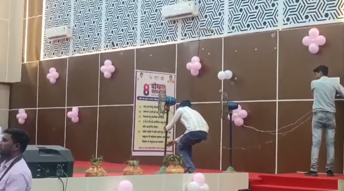 हॉल में AC लगे, पर चले नहीं! पोषण पखवाड़ा समापन में गर्मी से बेहाल रही जनता