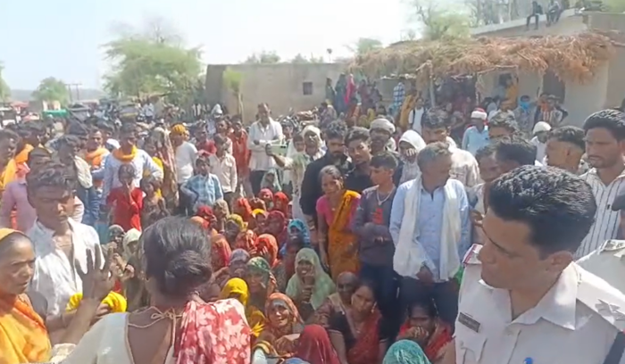 नरवर-सतनबाड़ा मार्ग पर ग्रामीणों का जाम, पुलिस बल के साथ मौके पर पहुंचे प्रशासन के अधिकारी