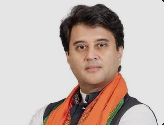 ग्वालियर पहुंचे केंद्रीय मंत्री ज्योतिरादित्य, समर्थकों ने रेलवे स्टेशन पर किया भव्य स्वागत
