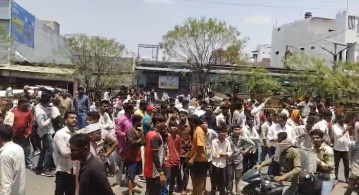 42 डिग्री की तपती गर्मी में सड़क पर धरना, शराब ठेके के स्थानांतरण की मांग पर अड़े रहवासी 