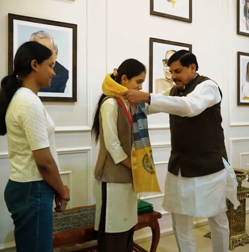 सीएम डॉ. मोहन यादव ने 12वीं में टॉपर रही खुशी और चांदनी को दी 1-1 लाख की प्रोत्साहन राशि