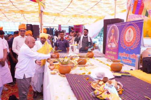 सामूहिक विवाह समारोह में पहुंचे भाजपा के प्रदेश अध्यक्ष हेमंत खंडवाल, नव दंपतियों को दी मंगलकामना