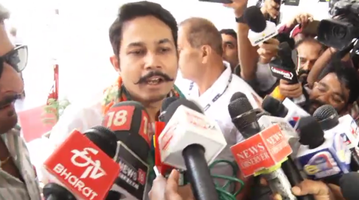 विधानसभा का विशेष सत्रः ट्रैक्टर लेकर विधानसभा पहुंचे कांग्रेस विधायक अभिजीत शाह