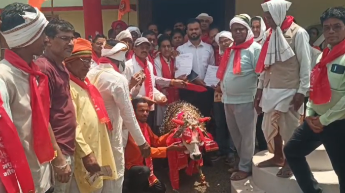 गौ-भक्तों ने रैली निकाल कर SDM को सौंपा ज्ञापन, गौमाता को राष्ट्रमाता का दर्जा देने की मांग