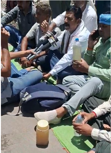 नलों में आया सिवरेज का गंदा पानी, निर्माण कंपनी की लापरवाही, कांग्रेसी नेता व पार्षदों ने सड़क पर दिया धरना