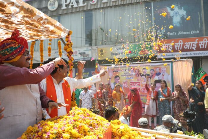 मुख्यमंत्री डॉ. मोहन यादव का सीहोर जिले के आष्टा में रोड शो, आष्टा की सड़कों पर सीएम का भाव भीना स्वागत
