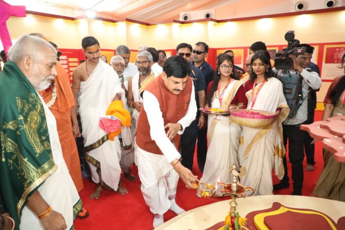मुख्यमंत्री डॉ. मोहन यादव ने ओंकारेश्वर में 5 दिवसीय एकात्म महोत्सव का दीप प्रज्ज्वलित कर शुभारंभ किया