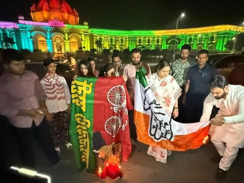 महिला आरक्षण बिल पास न होने पर गरमाई सियासत , जलाएं सपा और कांग्रेस के झंडे