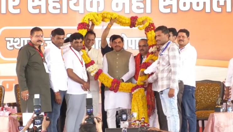 ग्राम रोजगार सहायक महासम्मेलन में सीएम मोहन यादव की बड़ी घोषणाएं, मृतकों के परिजनों को ₹10 लाख सहायता
