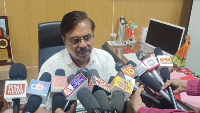 उज्जैन यूनिवर्सिटी में फर्जी परीक्षा कांड, B.Tech छात्रा देती मिली B.Com का पेपर