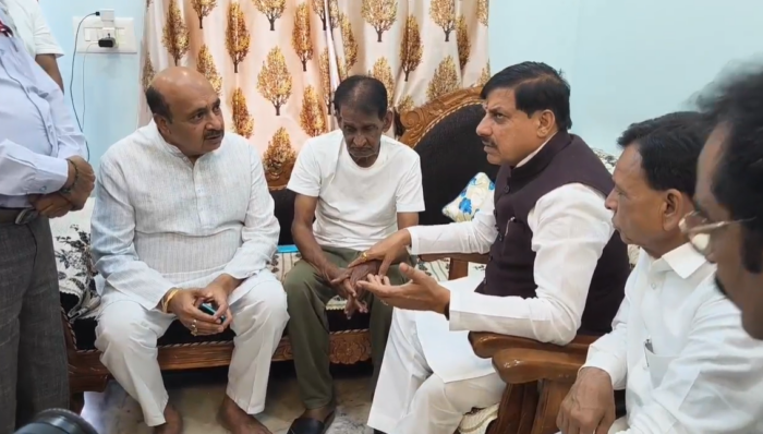 जबलपुर पहुंचे मुख्यमंत्री डॉ. मोहन यादव, पीड़ित परिवारों से मिलकर बधांया ढांढस, हर संभव मदद का दिया भरोसा