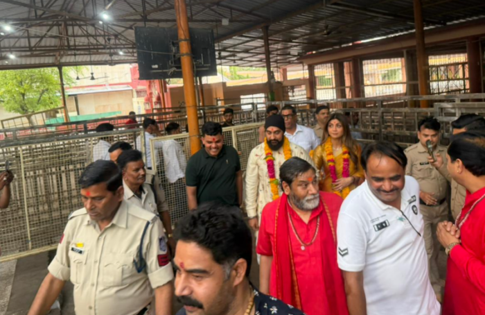 शिल्पा शेट्टी ने पीतांबरा पीठ पर की पूजा-अर्चना, पति राज कुंद्रा संग पहुंचकर मां पीतांबरा का लिया आशीर्वाद