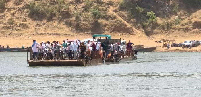 बरगी बांध में हुए भीषण हादसे के बाद भी नहीं जागा प्रशासन, भेरूंदा के बाबरी घाट पर खतरनाक खेल