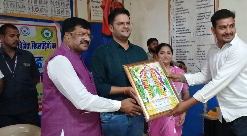 दतिया में हुआ भव्य आयोजन, राष्ट्रीय पदक विजेता खिलाड़ियों और माताओं का सम्मान समारोह आयोजित