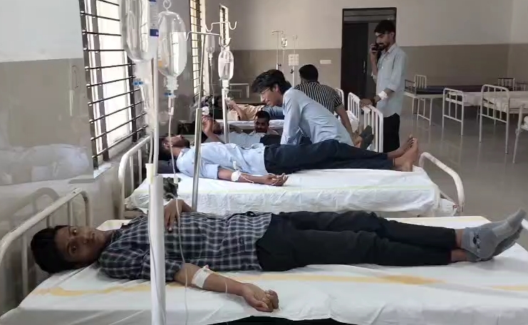 बड़वानी में कॉलेज बस हादसा, महिलाओं को बचाने के प्रयास में सड़क से उतरी बस