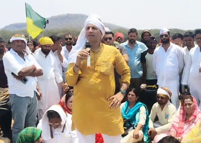 केन-बेतवा परियोजना पर बढ़ा सियासी घमासान, आंदोलनकारी आदिवासियों से मिलने पहुंचे जीतू पटवारी