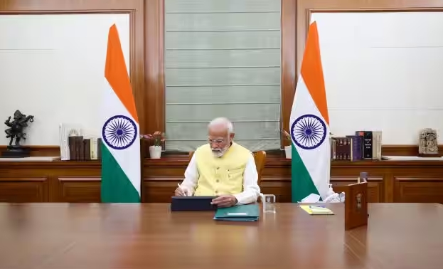 पीएम मोदी का बड़ा फैसला: काफिले में 50% कटौती, इलेक्ट्रिक वाहनों को बढ़ावा