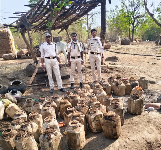 अवैध शराब पर आबकारी विभाग की बड़ी कार्रवाई, महुआ लाहन नष्ट कर 8 प्रकरण दर्ज