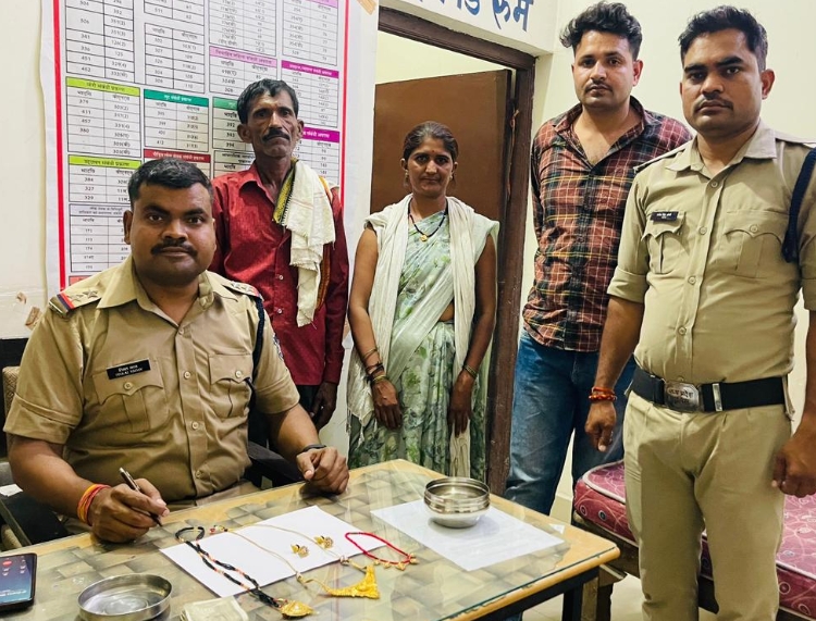 ओरछा पुलिस की तत्परता से महिला को मिला खोया पर्स, सोना और नकदी सुरक्षित लौटाई