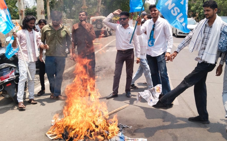 गुना में NEET पेपर लीक के खिलाफ NSUI का प्रदर्शन, सरकार पर लगाए गंभीर आरोप