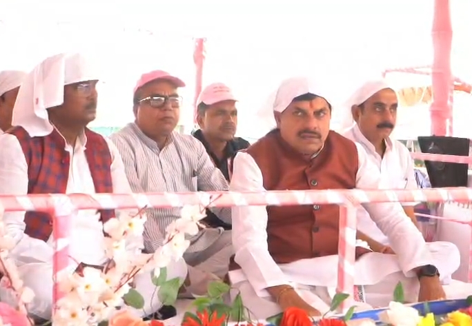 उज्जैन के जय गुरुदेव आश्रम में उमड़ा आस्था का जनसैलाब, सीएम डॉ. मोहन यादव ने लिया आशीर्वाद