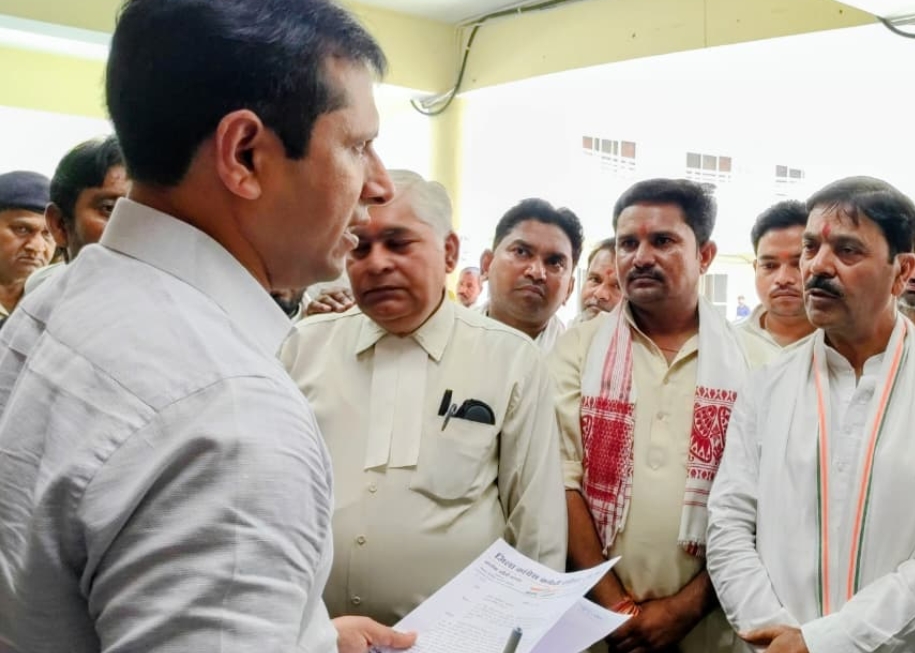 महिला बाल विकास अधिकारी को हटाने की मांग को लेकर कांग्रेस ने सौंपा ज्ञापन