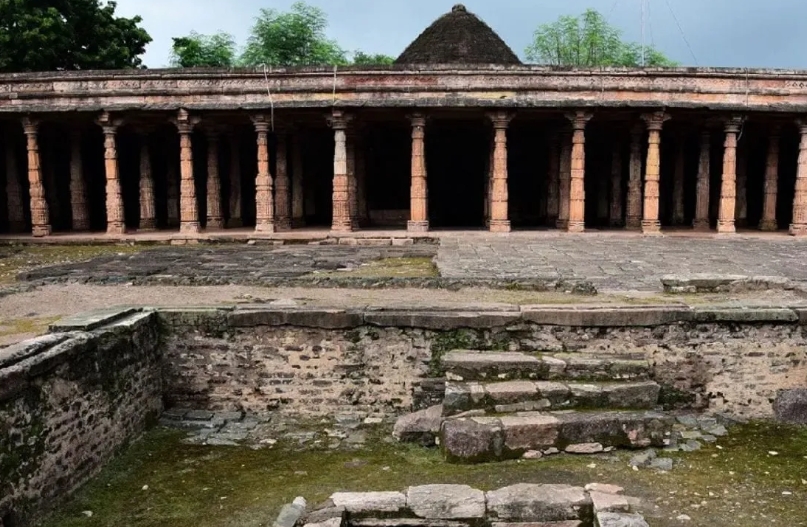 इंदौर हाईकोर्ट का बड़ा फैसला: भोजशाला को मंदिर माना, पूजा का अधिकार बरकरार