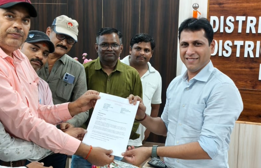 दतिया केमिस्ट संगठन ने कलेक्टर का किया सम्मान, 20 मई बंद को लेकर सौंपा ज्ञापन