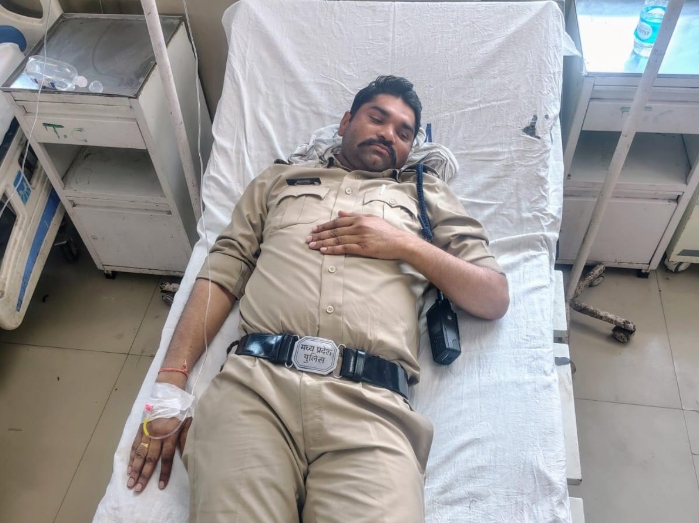 भीषण गर्मी में ड्यूटी के दौरान यातायात आरक्षक की तबीयत बिगड़ी