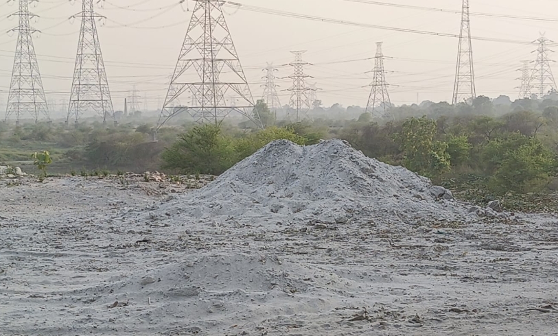 एनटीपीसी विंध्याचल की राखड़ से परेशान हुए स्थानीय लोग, सड़कों पर फैल रहा प्रदूषण