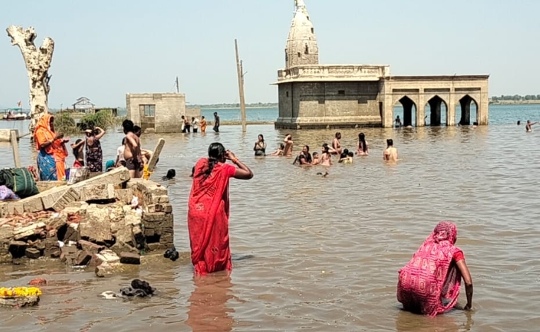 शनि अमावस्या पर बड़वानी में नर्मदा घाटों और शनि मंदिरों में उमड़ा आस्था का सैलाब