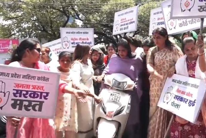 पेट्रोल-डीजल की बढ़ती कीमतों के खिलाफ महिला कांग्रेस का जोरदार प्रदर्शन