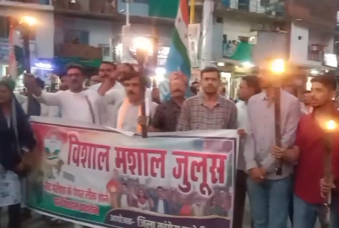 नीट पेपर लीक के विरोध में पन्ना में निकला विशाल मशाल जुलूस