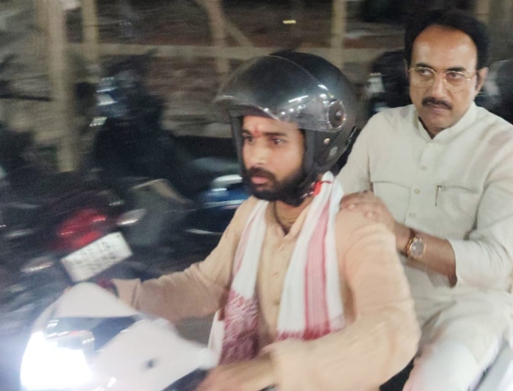ई-स्कूटी से जुगल किशोर मंदिर पहुंचे वीडी शर्मा, राहुल लोधी और बृजेन्द्र प्रताप सिंह
