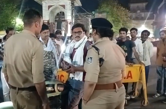 दतिया में बिना हेलमेट और मॉडिफाइड बुलेट चालकों पर पुलिस की सख्त कार्रवाई