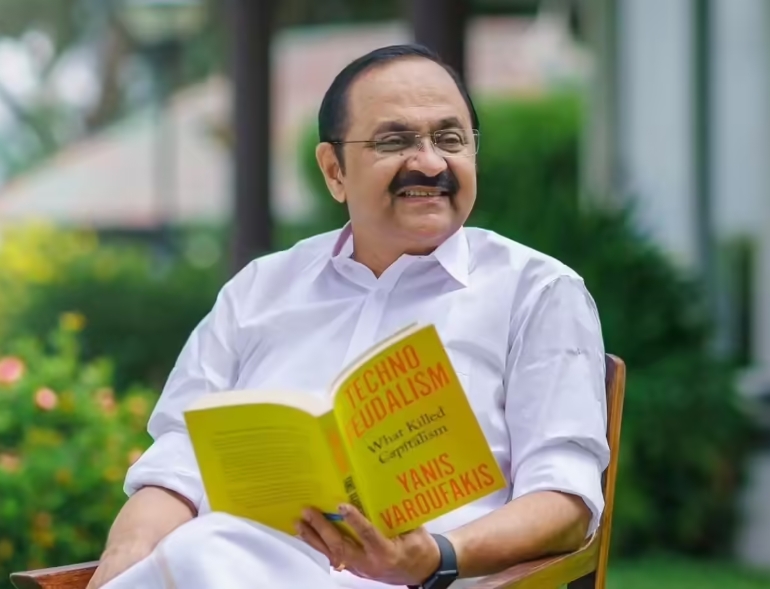 Kerala CM Oath Ceremony : केरल में नई सरकार का शपथ ग्रहण समारोह संपन्न, वीडी सतीशन बने मुख्यमंत्री, राहुल-प्रियंका और खरगे रहे मौजूद