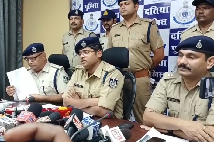 रतनगढ़ माता मंदिर मार्ग लूटकांड का 36 घंटे में खुलासा, दतिया पुलिस ने दो इनामी आरोपियों को किया गिरफ्तार