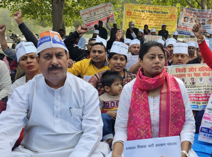 69000 शिक्षक भर्ती में आरक्षण गड़बड़ी को लेकर लखनऊ में बड़ा प्रदर्शन, पुलिस ने खदेड़ा