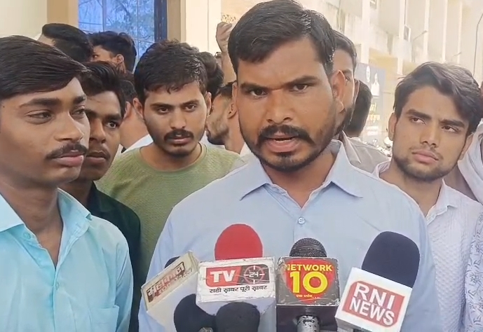 उज्जैन में जर्जर छात्रावास के खिलाफ छात्रों का प्रदर्शन, 1000 सीट वाले नए हॉस्टल की मांग