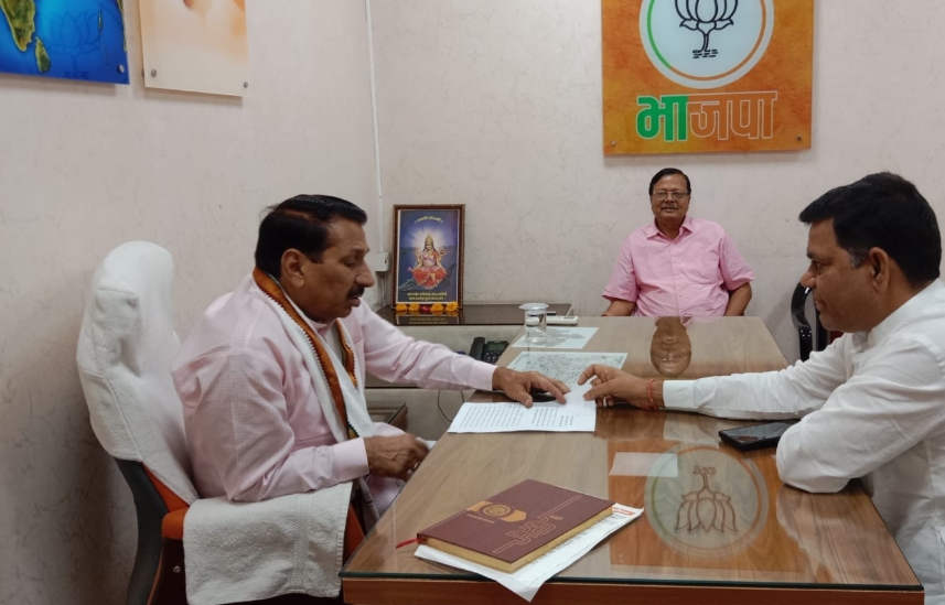 भाजपा प्रदेश कार्यालय पहुंचे कैबिनेट मंत्री एदल सिंह कंषाना, कार्यकर्ताओं की सुनी समस्याएं