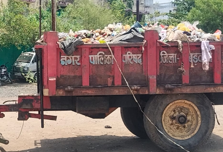 खबर का असर: जिला अस्पताल में सफाई अभियान शुरू, लेकिन खुले में कचरा ढोने पर उठे सवाल
