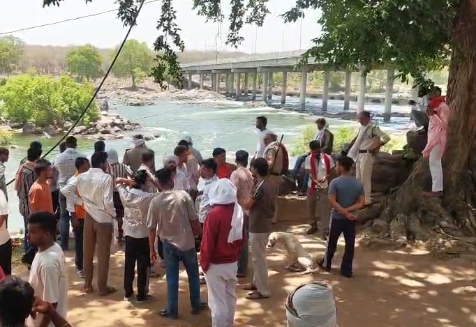 ओरछा में बेतवा नदी हादसा: नहाते समय 20 वर्षीय युवक तेज बहाव में लापता