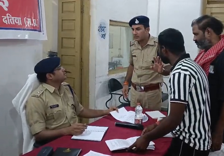 दतिया: जनसुनवाई में एसपी ने सुनीं आमजन की शिकायतें, त्वरित समाधान के दिए निर्देश